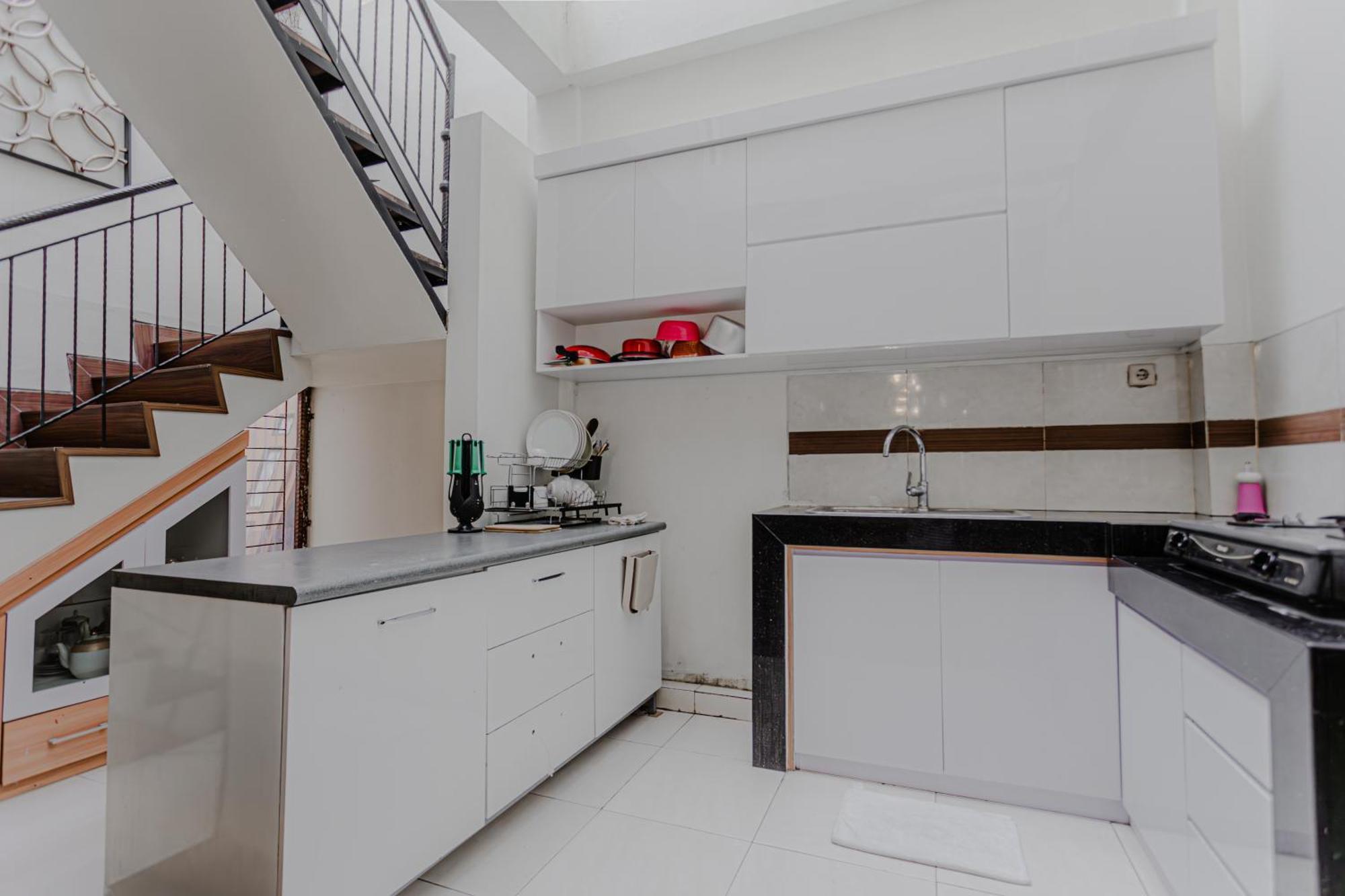 Inez Homestay Джокьякарта Экстерьер фото